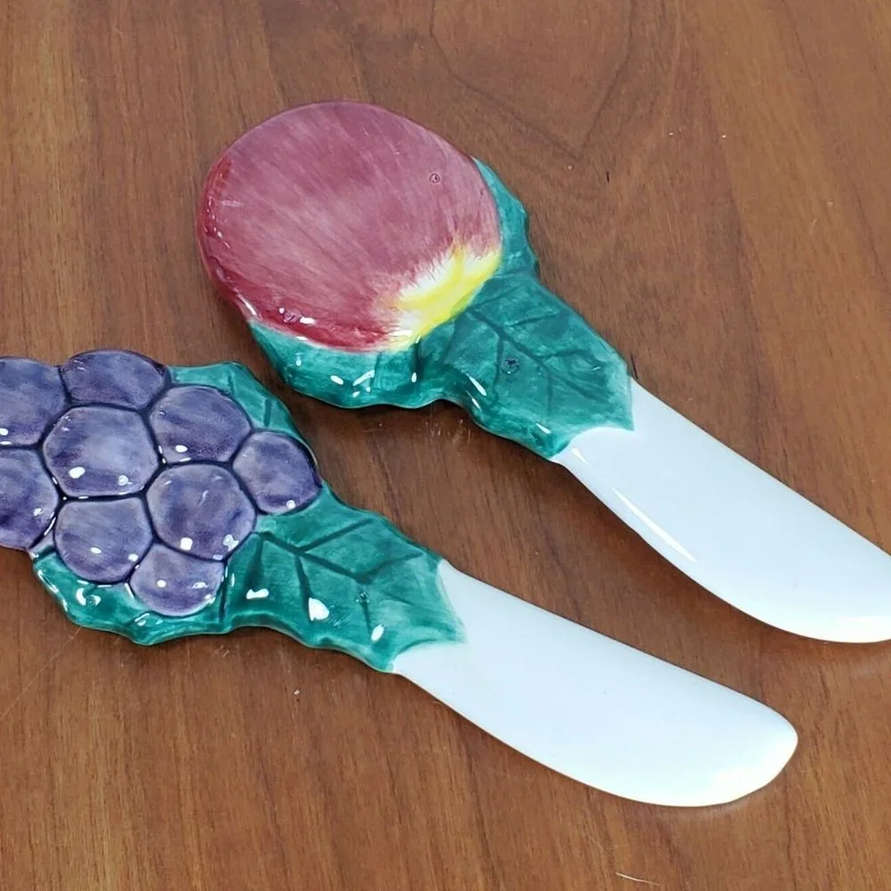2) Fitz and Floyd Della Robbia Canape Knives 5" sculpted handle holly fruit - Picture 4 of 7